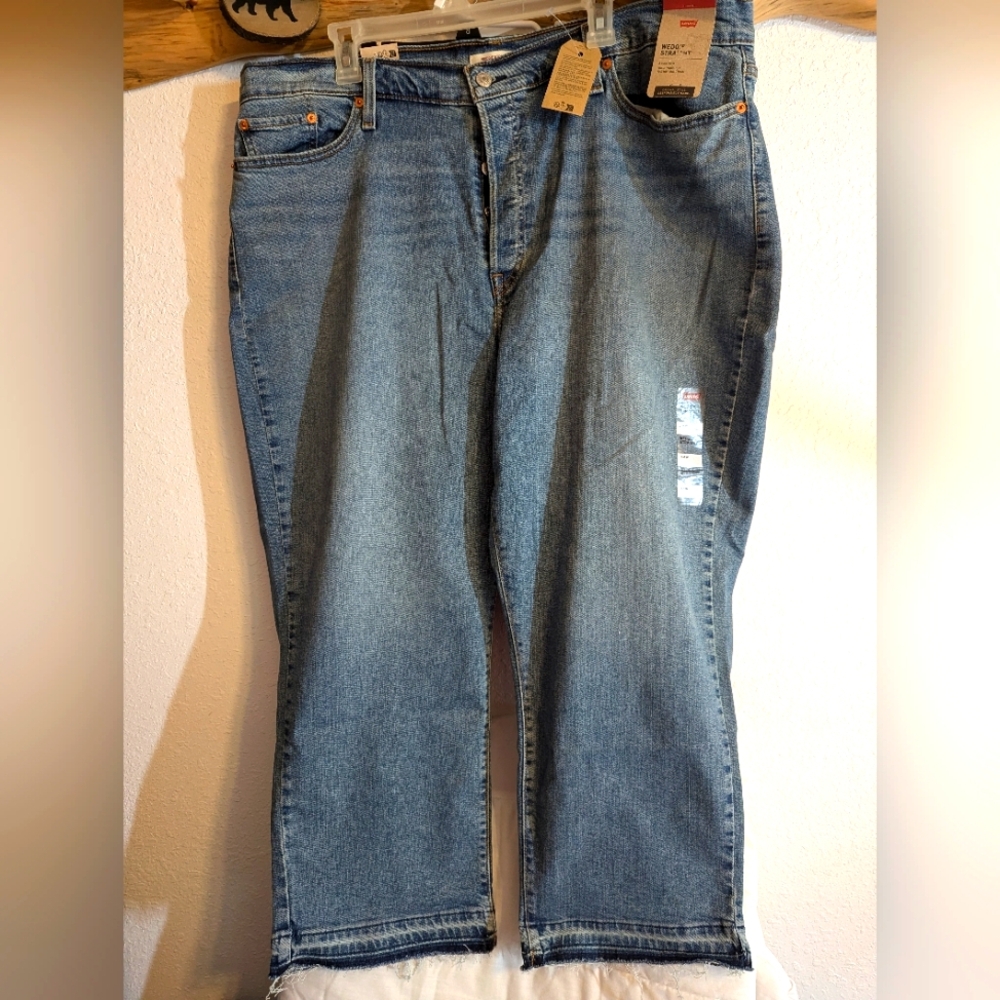 Woman's Wedgie Straight High Rise Button Fly Levi's Jeans Size 24 W BNWT